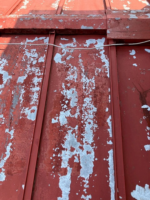 塗膜が剥がれたトタン屋根